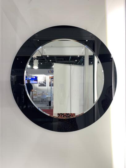 SCARLETTE průměr 80 cm skladané zrcadlo = fazetovaný kruh na černém lacobel kruhovém podkladu